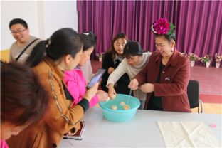 第十二期简报 组织全体教师开展苗族文化艺术 专业培训活动